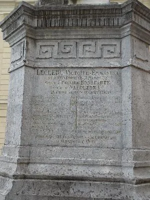 Statue du général Leclerc à Pontoise