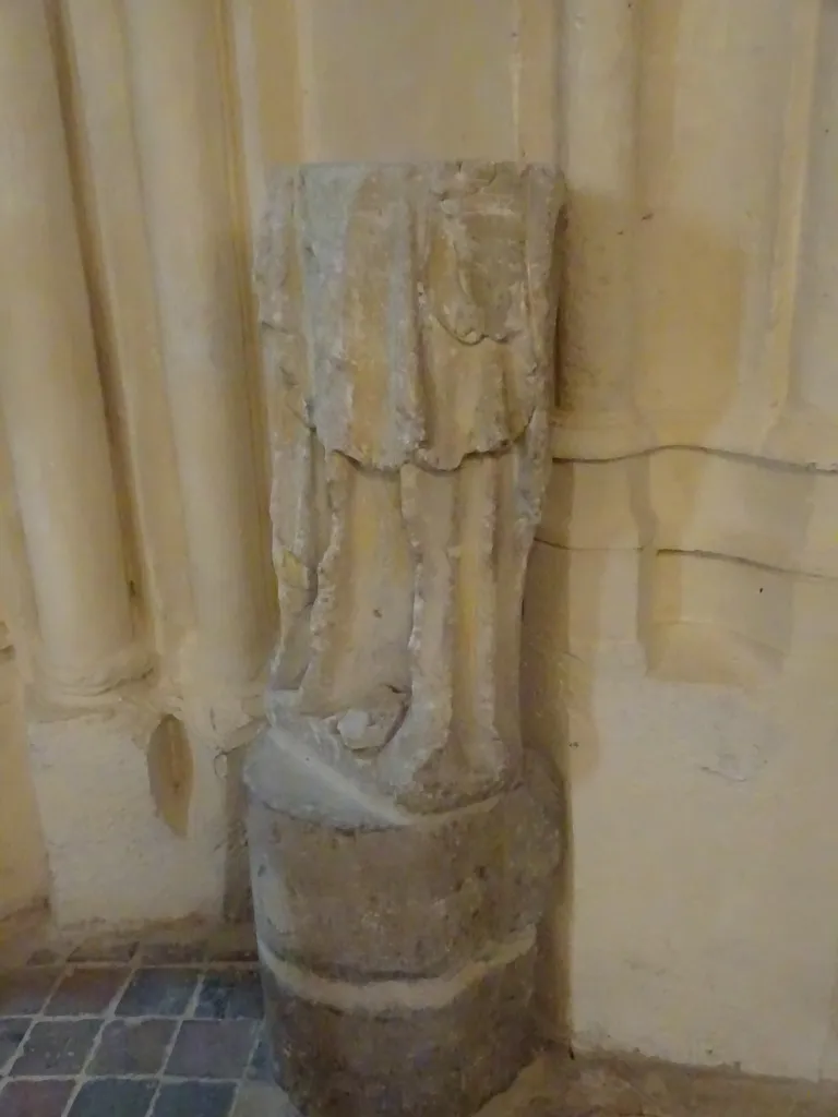 Statue : Vierge à l'Enfant dans l'Église Saint-Christophe de Cergy