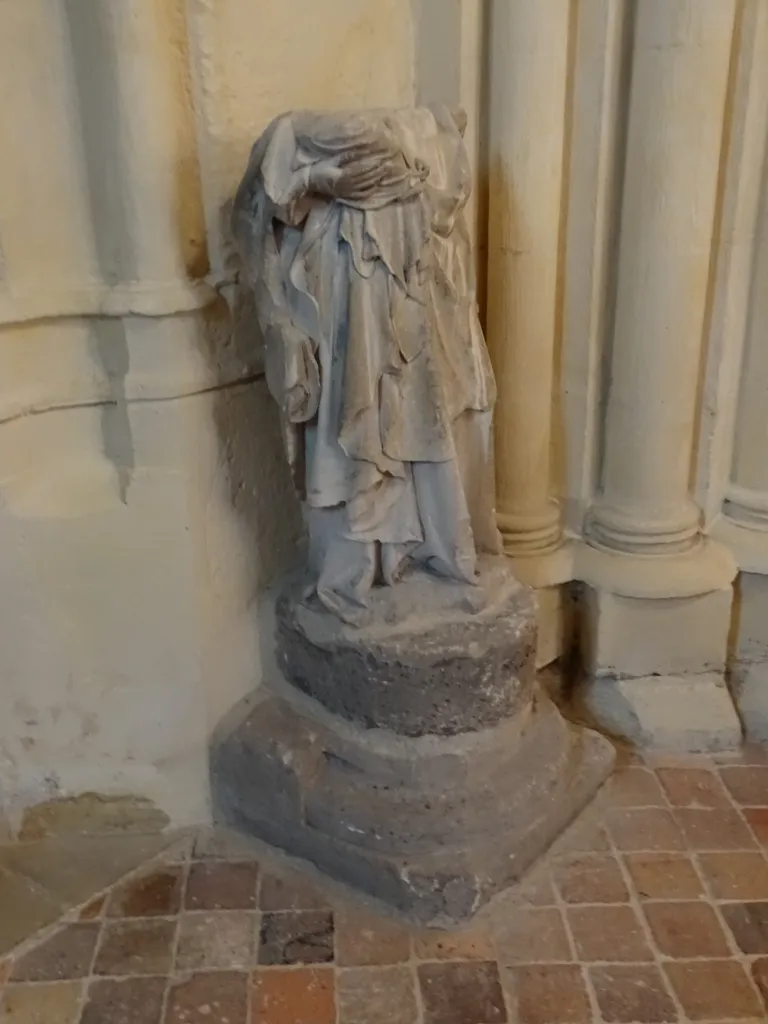 Statue : Vierge à l'Enfant dans l'Église Saint-Christophe de Cergy